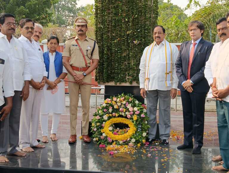 డీసీసీ అధ్యక్షురాలు తోట దేవి ప్రసన్న పాల్గొని అమరులకు నివాళి