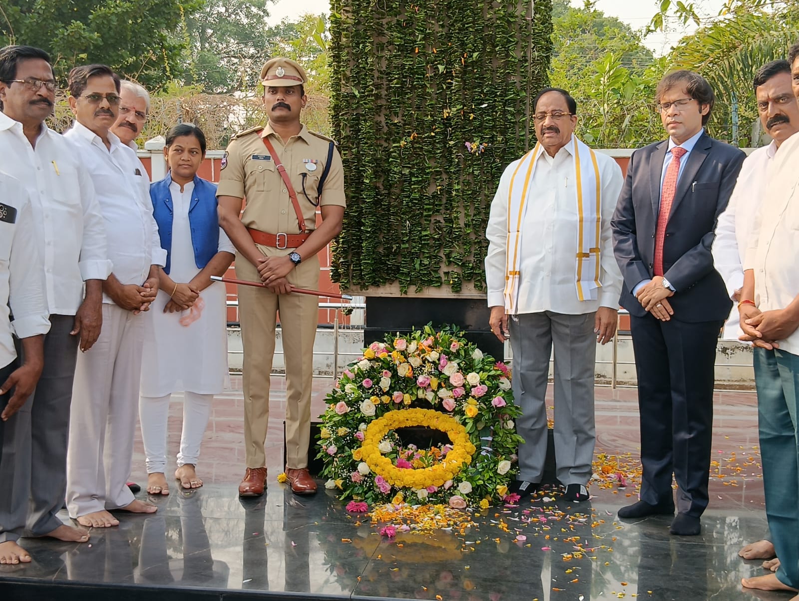 డీసీసీ అధ్యక్షురాలు తోట దేవి ప్రసన్న పాల్గొని అమరులకు నివాళి