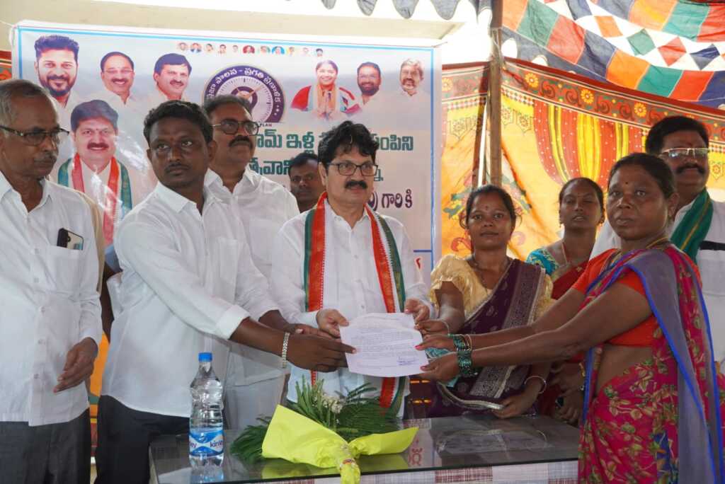 ఇంటి పట్టాలను అందజేసిన స్థానిక ఎమ్మెల్యే
