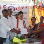 ఇంటి పట్టాలను అందజేసిన స్థానిక ఎమ్మెల్యే