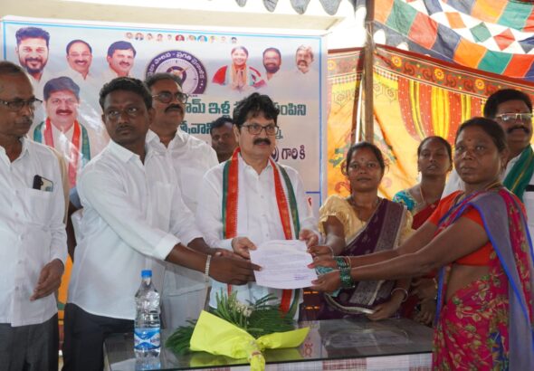 ఇంటి పట్టాలను అందజేసిన స్థానిక ఎమ్మెల్యే