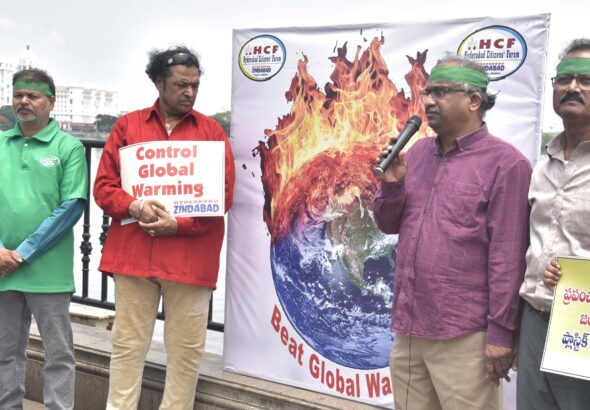 "సేవ్ హైదరాబాద్" నినాదంతో భారీ మానవహారం