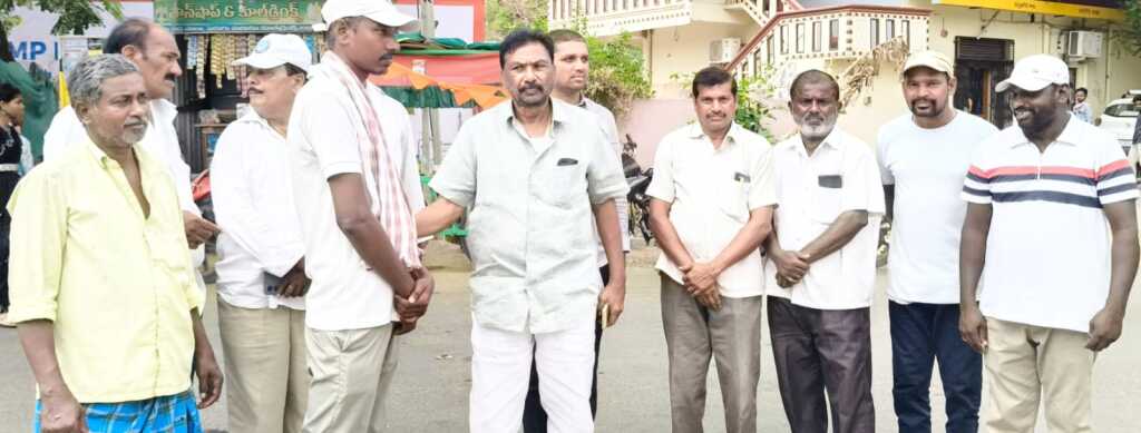 మాజీ జడ్పీటీసీ మేడిశెట్టి రాములు ఆయనను పరామర్శించారు.