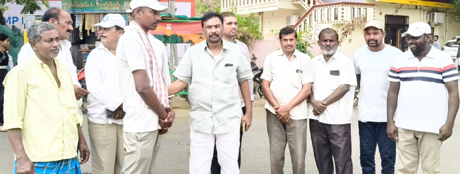 మాజీ జడ్పీటీసీ మేడిశెట్టి రాములు ఆయనను పరామర్శించారు.