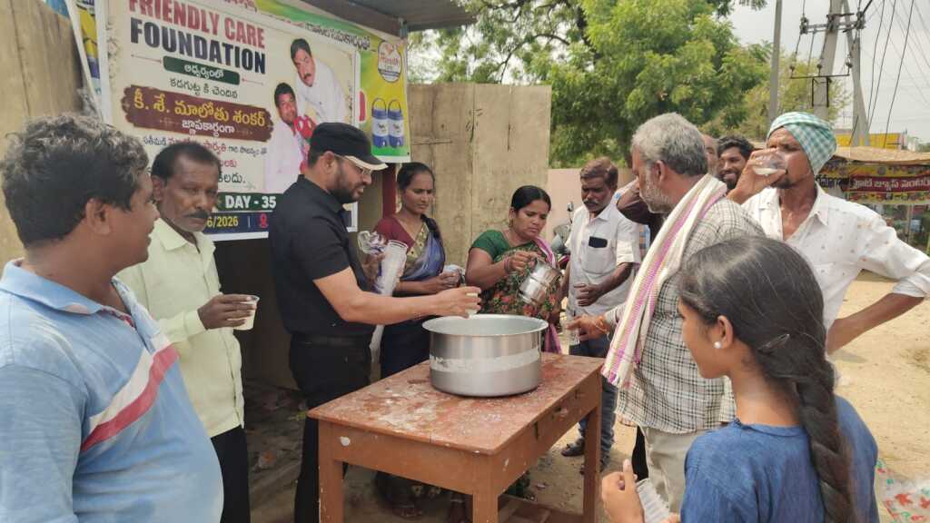 దాతల సేవలకు ప్రజల ప్రశంసలు