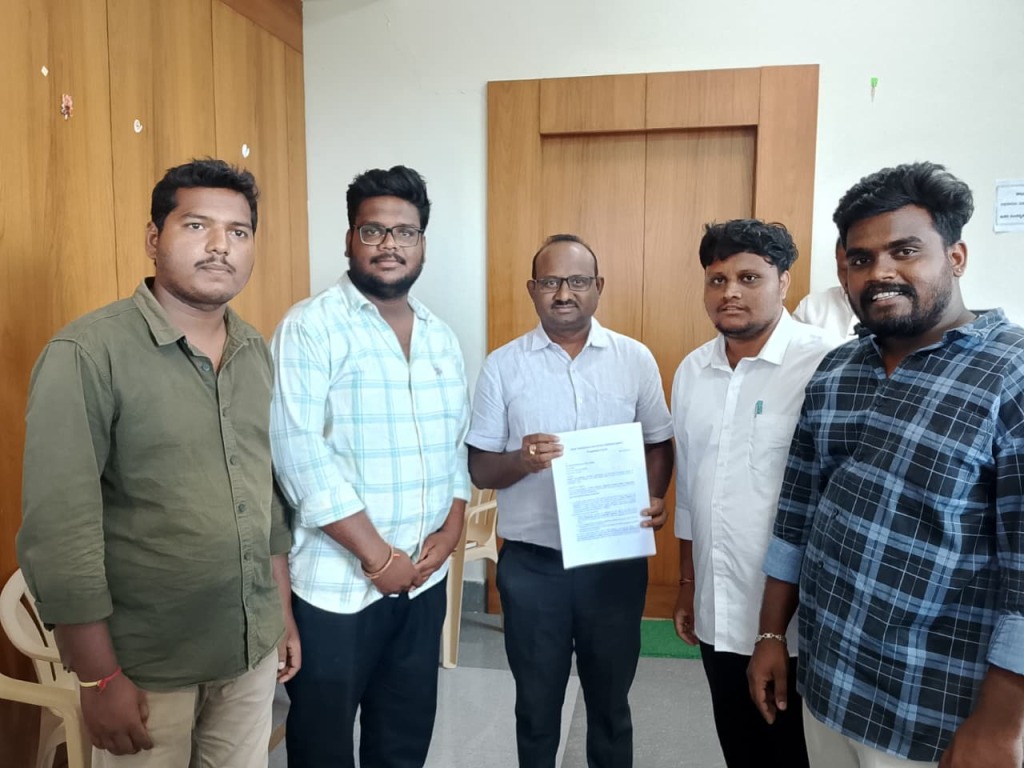 ప్రైవేట్ పాఠశాలల ఫీజులను నియంత్రించాలి డీఈవోకు ఏబీవీపీ వినతి