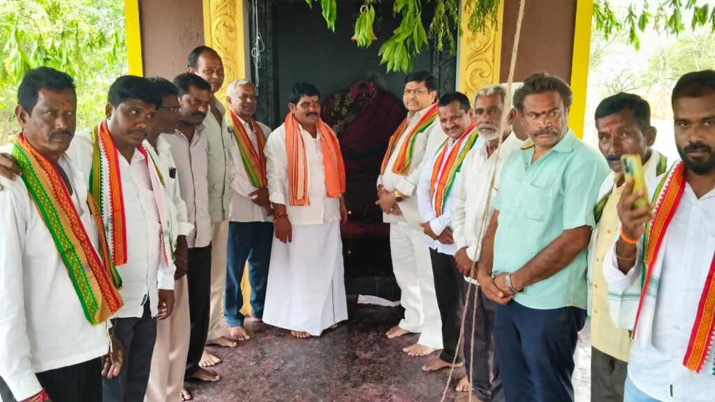 ప్రత్యేక పూజలు నిర్వహించిన ఖాదీ బోర్డు పూర్వ డైరెక్టర్ ఈగ మల్లేశం
