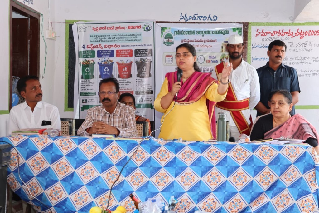 ప్రజాపాలన ప్రగతి ప్రణాళిక గ్రామసభలో ప్రజలకు అవగాహన కల్పించిన జిల్లా కలెక్టర్