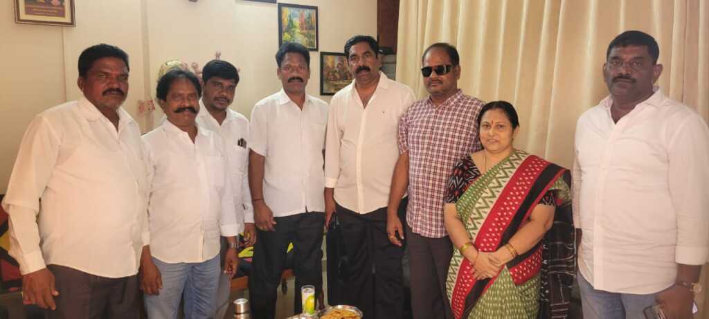 హనుమకొండ జిల్లా:ఐనవోలు మండలం కక్కిరాలపల్లి గ్రామ కంటెస్టెడ్ సర్పంచ్ మార్నేని లక్ష్మి-లక్ష్మణ్ రావు ఇటీవల కంటి శస్త్రచికిత్స చేయించుకొని విశ్రాంతి తీసుకుంటున్నారు. ఈ నేపథ్యంలో గురువారం వర్ధన్నపేట ఎమ్మెల్యే కేఆర్ నాగరాజు హంటర్ రోడ్‌లోని వారి నివాసంలో లక్ష్మణ్‌ను పరామర్శించారు.ఆయన ఆరోగ్య పరిస్థితిని అడిగి తెలుసుకున్న ఎమ్మెల్యే, త్వరగా పూర్తిస్థాయిలో కోలుకోవాలని ఆకాంక్షించారు. మనోధైర్యంతో ఉండాలని, ఆరోగ్యంపై శ్రద్ధ వహించాలని సూచించారు.ఈ కార్యక్రమంలో ఐనవోలు మండల కాంగ్రెస్ పార్టీ అధ్యక్షుడు సమ్మెట మహేందర్ గౌడ్, జిల్లా ఉపాధ్యక్షుడు పోలేపల్లి బుచ్చిరెడ్డి, వరంగల్ జిల్లా కాంగ్రెస్ పార్టీ ఉపాధ్యక్షుడు పిన్నింటి అనిల్ రావు, ఐనవోలు మండల ఎస్సీ సెల్ అధ్యక్షుడు యాకర సాంబయ్య, కాంగ్రెస్ నాయకుడు చిలుక రవి తదితరులు పాల్గొన్నారు.