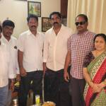 హనుమకొండ జిల్లా:ఐనవోలు మండలం కక్కిరాలపల్లి గ్రామ కంటెస్టెడ్ సర్పంచ్ మార్నేని లక్ష్మి-లక్ష్మణ్ రావు ఇటీవల కంటి శస్త్రచికిత్స చేయించుకొని విశ్రాంతి తీసుకుంటున్నారు. ఈ నేపథ్యంలో గురువారం వర్ధన్నపేట ఎమ్మెల్యే కేఆర్ నాగరాజు హంటర్ రోడ్‌లోని వారి నివాసంలో లక్ష్మణ్‌ను పరామర్శించారు.ఆయన ఆరోగ్య పరిస్థితిని అడిగి తెలుసుకున్న ఎమ్మెల్యే, త్వరగా పూర్తిస్థాయిలో కోలుకోవాలని ఆకాంక్షించారు. మనోధైర్యంతో ఉండాలని, ఆరోగ్యంపై శ్రద్ధ వహించాలని సూచించారు.ఈ కార్యక్రమంలో ఐనవోలు మండల కాంగ్రెస్ పార్టీ అధ్యక్షుడు సమ్మెట మహేందర్ గౌడ్, జిల్లా ఉపాధ్యక్షుడు పోలేపల్లి బుచ్చిరెడ్డి, వరంగల్ జిల్లా కాంగ్రెస్ పార్టీ ఉపాధ్యక్షుడు పిన్నింటి అనిల్ రావు, ఐనవోలు మండల ఎస్సీ సెల్ అధ్యక్షుడు యాకర సాంబయ్య, కాంగ్రెస్ నాయకుడు చిలుక రవి తదితరులు పాల్గొన్నారు.