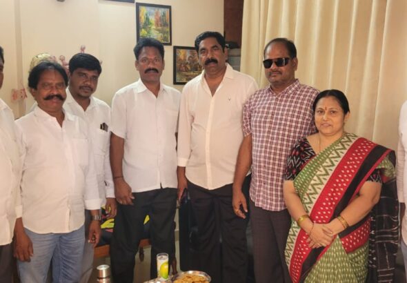 హనుమకొండ జిల్లా:ఐనవోలు మండలం కక్కిరాలపల్లి గ్రామ కంటెస్టెడ్ సర్పంచ్ మార్నేని లక్ష్మి-లక్ష్మణ్ రావు ఇటీవల కంటి శస్త్రచికిత్స చేయించుకొని విశ్రాంతి తీసుకుంటున్నారు. ఈ నేపథ్యంలో గురువారం వర్ధన్నపేట ఎమ్మెల్యే కేఆర్ నాగరాజు హంటర్ రోడ్‌లోని వారి నివాసంలో లక్ష్మణ్‌ను పరామర్శించారు.ఆయన ఆరోగ్య పరిస్థితిని అడిగి తెలుసుకున్న ఎమ్మెల్యే, త్వరగా పూర్తిస్థాయిలో కోలుకోవాలని ఆకాంక్షించారు. మనోధైర్యంతో ఉండాలని, ఆరోగ్యంపై శ్రద్ధ వహించాలని సూచించారు.ఈ కార్యక్రమంలో ఐనవోలు మండల కాంగ్రెస్ పార్టీ అధ్యక్షుడు సమ్మెట మహేందర్ గౌడ్, జిల్లా ఉపాధ్యక్షుడు పోలేపల్లి బుచ్చిరెడ్డి, వరంగల్ జిల్లా కాంగ్రెస్ పార్టీ ఉపాధ్యక్షుడు పిన్నింటి అనిల్ రావు, ఐనవోలు మండల ఎస్సీ సెల్ అధ్యక్షుడు యాకర సాంబయ్య, కాంగ్రెస్ నాయకుడు చిలుక రవి తదితరులు పాల్గొన్నారు.