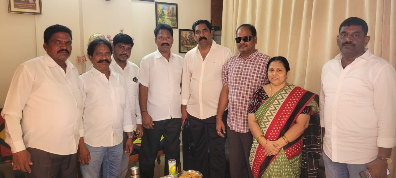 హనుమకొండ జిల్లా:ఐనవోలు మండలం కక్కిరాలపల్లి గ్రామ కంటెస్టెడ్ సర్పంచ్ మార్నేని లక్ష్మి-లక్ష్మణ్ రావు ఇటీవల కంటి శస్త్రచికిత్స చేయించుకొని విశ్రాంతి తీసుకుంటున్నారు. ఈ నేపథ్యంలో గురువారం వర్ధన్నపేట ఎమ్మెల్యే కేఆర్ నాగరాజు హంటర్ రోడ్‌లోని వారి నివాసంలో లక్ష్మణ్‌ను పరామర్శించారు.ఆయన ఆరోగ్య పరిస్థితిని అడిగి తెలుసుకున్న ఎమ్మెల్యే, త్వరగా పూర్తిస్థాయిలో కోలుకోవాలని ఆకాంక్షించారు. మనోధైర్యంతో ఉండాలని, ఆరోగ్యంపై శ్రద్ధ వహించాలని సూచించారు.ఈ కార్యక్రమంలో ఐనవోలు మండల కాంగ్రెస్ పార్టీ అధ్యక్షుడు సమ్మెట మహేందర్ గౌడ్, జిల్లా ఉపాధ్యక్షుడు పోలేపల్లి బుచ్చిరెడ్డి, వరంగల్ జిల్లా కాంగ్రెస్ పార్టీ ఉపాధ్యక్షుడు పిన్నింటి అనిల్ రావు, ఐనవోలు మండల ఎస్సీ సెల్ అధ్యక్షుడు యాకర సాంబయ్య, కాంగ్రెస్ నాయకుడు చిలుక రవి తదితరులు పాల్గొన్నారు.