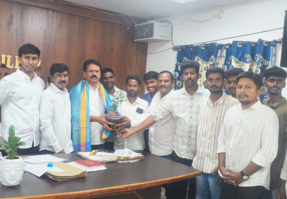 నూతన తహసీల్దార్‌కు మర్యాదపూర్వక సన్మానం
