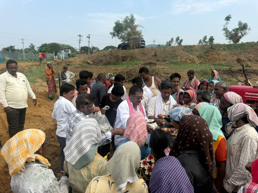 ఉపాధి హామీ కూలీలకు మజ్జిగ, అరటిపండ్లు, కూల్‌ డ్రింక్స్ పంపిణీ చేసిన తాటి