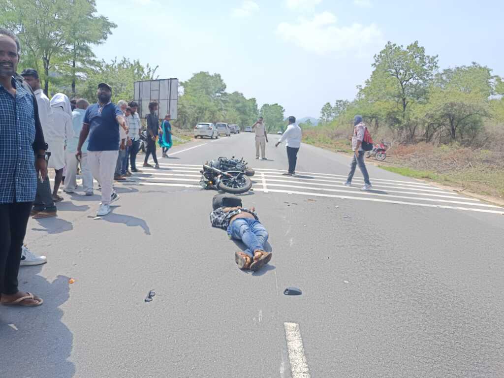 రోడ్డు ప్రమాదంలో యువకుడు మృతి