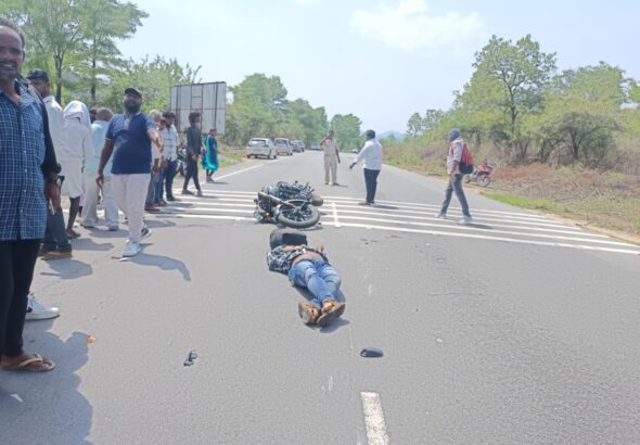 రోడ్డు ప్రమాదంలో యువకుడు మృతి