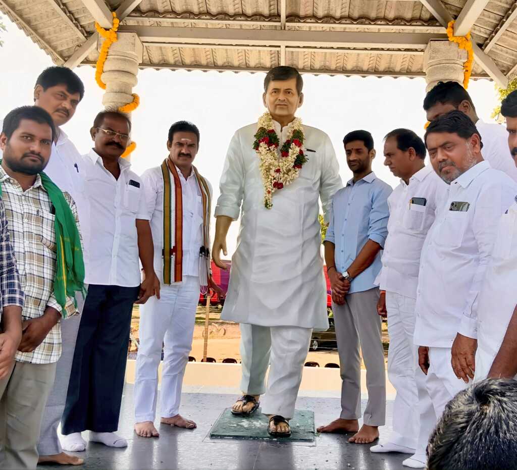 నూకల నరేష్ రెడ్డి జయంతి సందర్భంగా ఘన నివాళులు