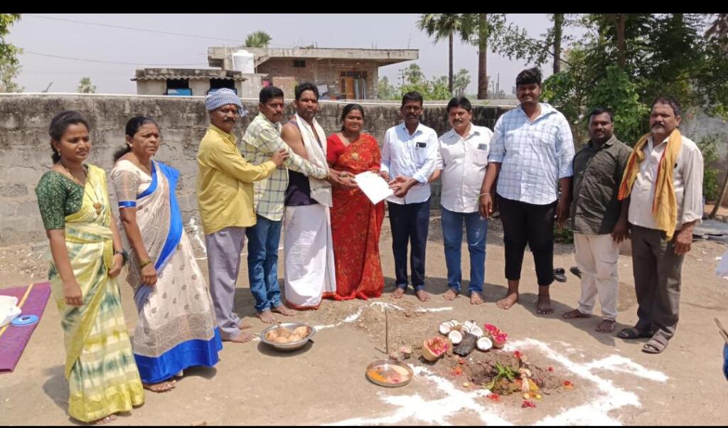 ఇందిరమ్మ ఇంటి నిర్మాణానికి ముగ్గు పోసిన ప్రజాప్రతినిధులు