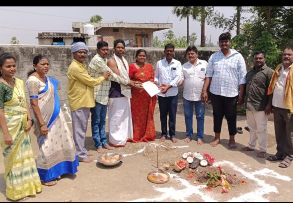 ఇందిరమ్మ ఇంటి నిర్మాణానికి ముగ్గు పోసిన ప్రజాప్రతినిధులు