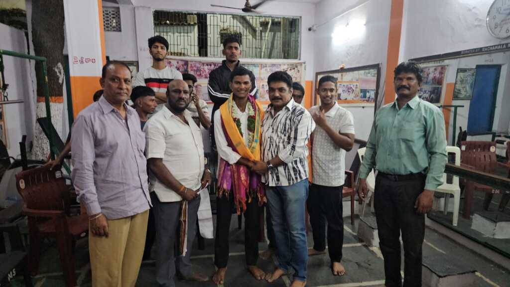సీతాఫల్మండి యువకుడి ఘన విజయం