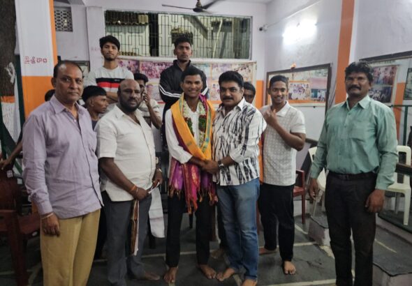 సీతాఫల్మండి యువకుడి ఘన విజయం