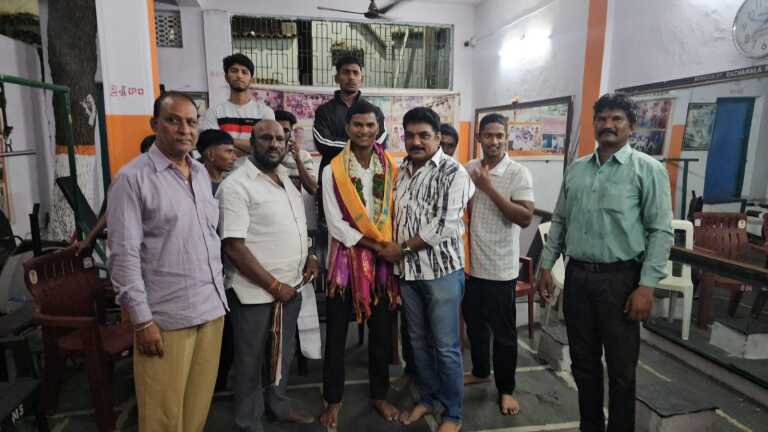 సీతాఫల్మండి యువకుడి ఘన విజయం