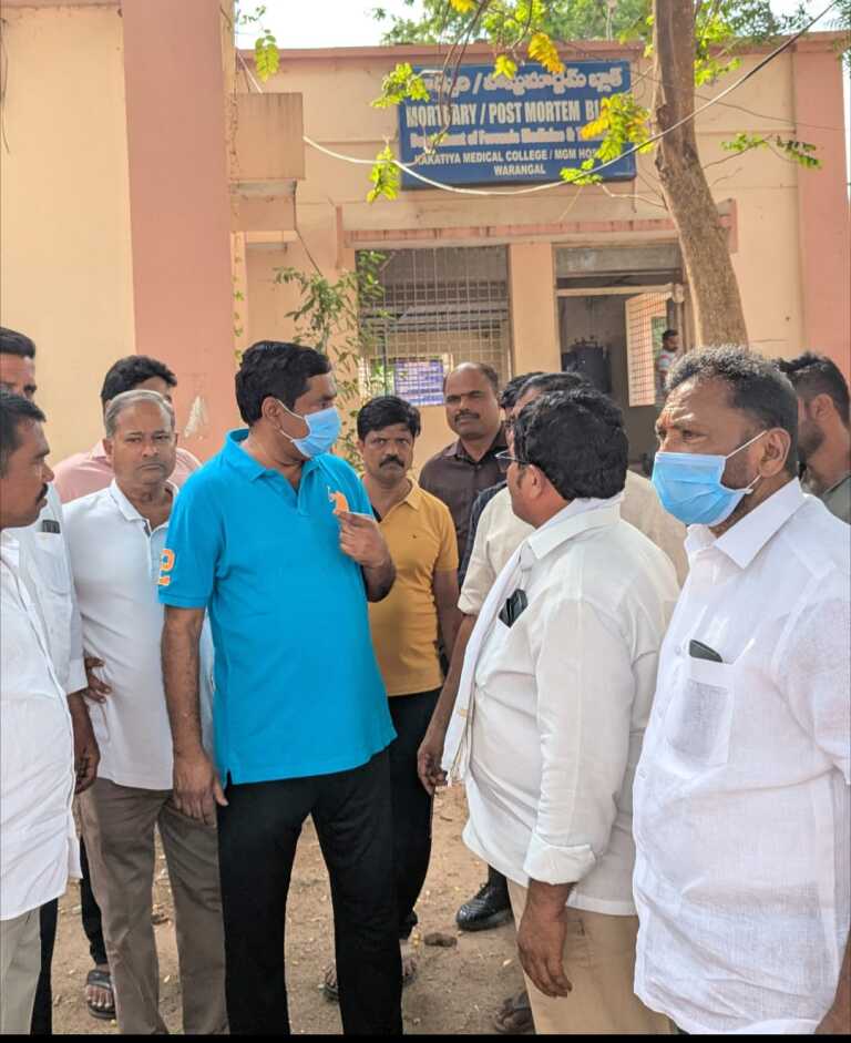 రోడ్డు ప్రమాద మృతులకు ఎమ్మెల్యే నాగరాజు నివాళి