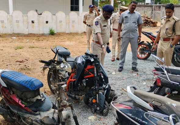 రోడ్డు ప్రమాద ఘటనా స్థలాన్ని పరిశీలించిన డీసీపీ,ఏసీపీ