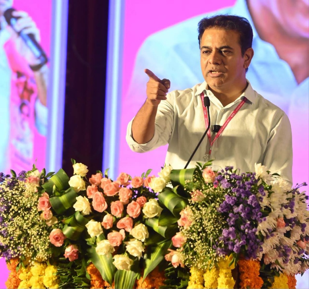 కార్యకర్తలకు ధైర్యం నింపిన కేటీఆర్- కేసులు పెట్టిన వారిని వదిలిపెట్టం