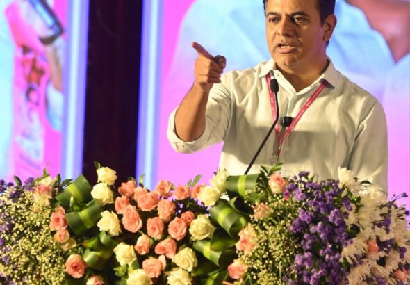 కార్యకర్తలకు ధైర్యం నింపిన కేటీఆర్- కేసులు పెట్టిన వారిని వదిలిపెట్టం