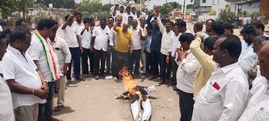 ఎమ్మెల్సీ పోచంపల్లి దిష్టిబొమ్మ దగ్ధం