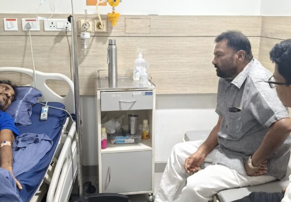 ఆస్పత్రిలో బాధితులకు ధైర్యం చెప్పిన మాజీ జిల్లా పరిషత్ సభ్యులు