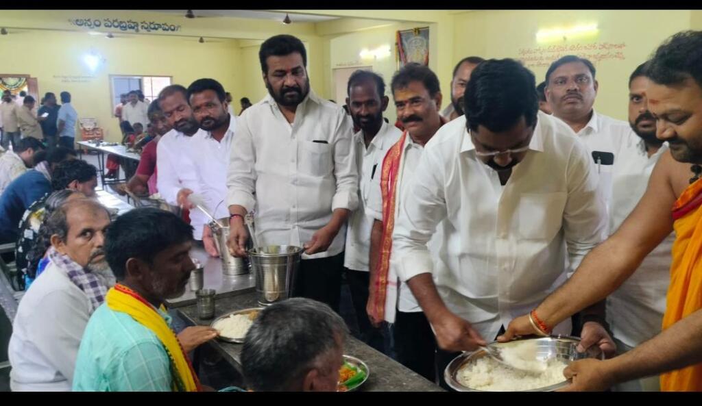 ఐనవోలు మల్లికార్జున ఆలయంలో అన్నదానం