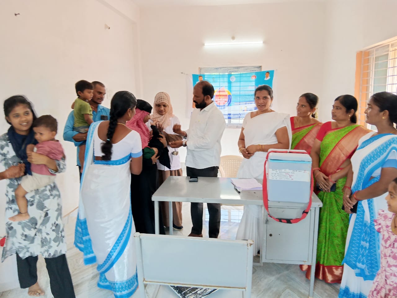 సోమారం లో పల్స్ పోలియో కార్యక్రమాన్ని ప్రారంభించిన సర్పంచ్
