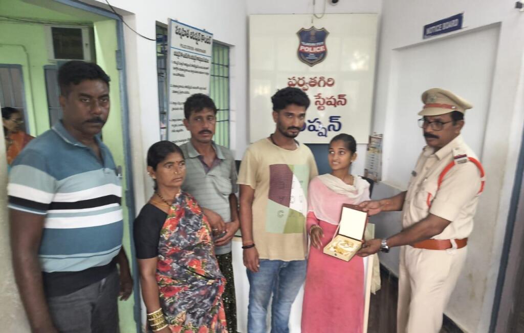 పోగొట్టుకున్న బంగారాన్ని అప్పగించిన పోలీసులు