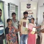 పోగొట్టుకున్న బంగారాన్ని అప్పగించిన పోలీసులు
