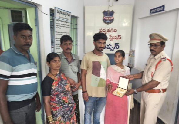 పోగొట్టుకున్న బంగారాన్ని అప్పగించిన పోలీసులు