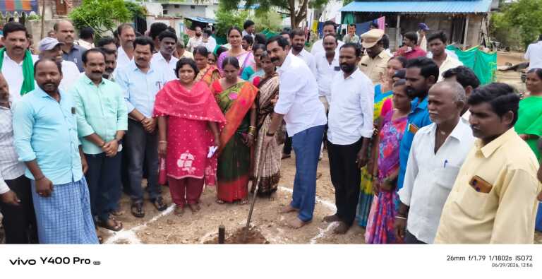 జమాలపురంలో పంచాయతీ&వీఓ భవనాలకు శంకుస్థాపన