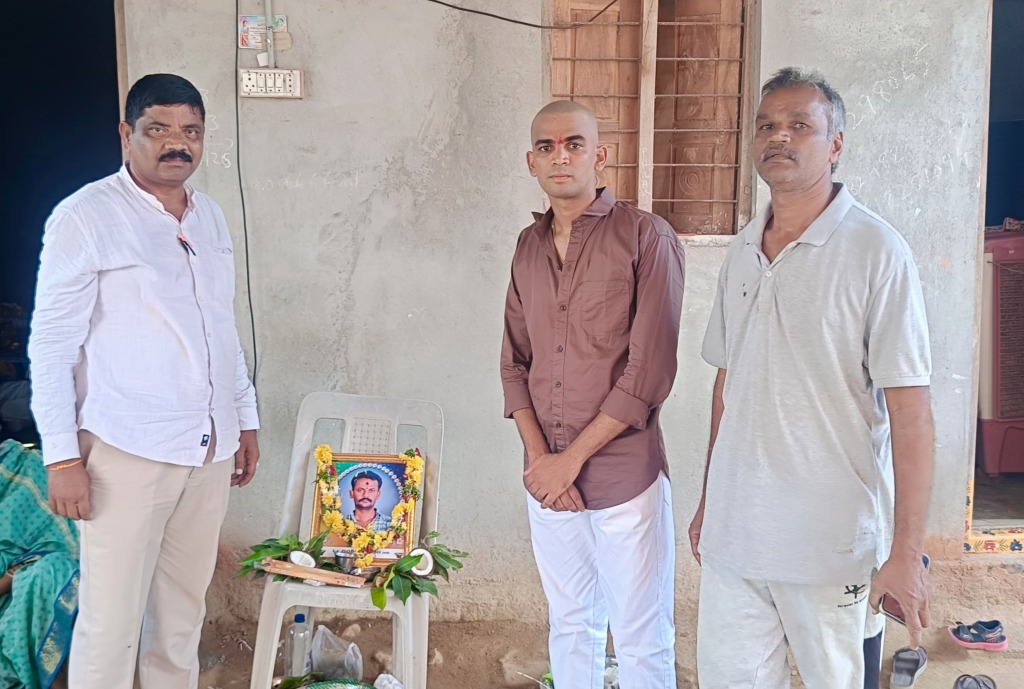 స్నేహితుడి కుటుంబానికి అండగా నిలిచిన మిత్రులు