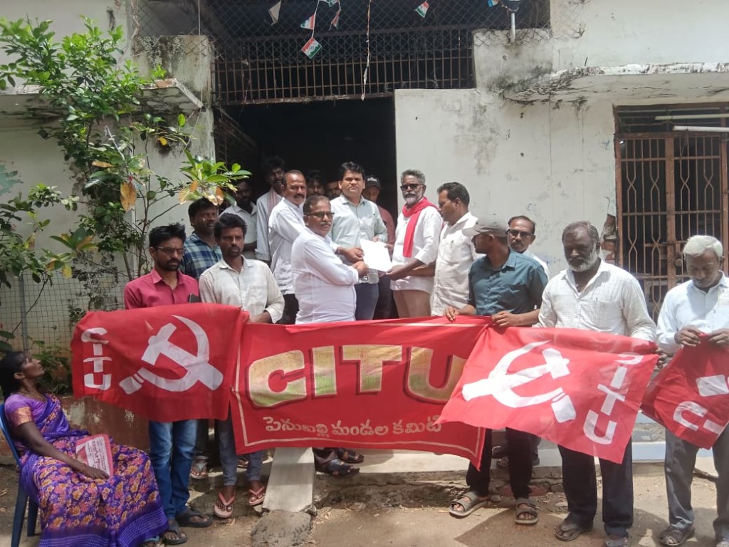 సత్తుపల్లి నియోజకవర్గ పరిధిలోని పెనుబల్లి మండలం తహశీల్దార్ కార్యాలయం ముందు భవన నిర్మాణ కార్మికులు సిఐటియు ఆధ్వర్యంలో ముందు ధర్నా చేసి వినతిపత్రాన్ని తహశీల్దార్ వీరభద్రనాయక్ కు అందజేశారు. ఈ కార్యక్రమాన్ని ఉద్దేశించి సీఐటీయూ రాష్ట్ర కమిటీ సభ్యులు చలమాల విఠల్ రావు మాట్లాడుతూ భవన నిర్మాణ కార్మికులకు పెండింగ్ లో ఉన్న వెల్ఫేర్ బోర్డు దరఖాస్తులను తక్షణమే పరిష్కారం చేయాలని, ఇల్లు లేని నిరుపేదలైన భవన నిర్మాణ కార్మికులకు ఇల్లు ఇళ్ల స్థలాలు కేటాయించాలని, 55 సంవత్సరాలు నిండిన భవన నిర్మాణ కార్మికులకు 6000 పెన్షన్స్ సౌకర్యాన్ని కల్పించాలని, గత శాసనసభ సమావేశాల్లో నిర్ణయించిన ప్రకారం భవన నిర్మాణ కార్మికులకు మోటార్ సైకిల్ ఇవ్వాలని, భవన నిర్మాణ కార్మికులకు పని భద్రత కల్పించాలని డిమాండ్ చేశారు. ఈ కార్యక్రమంలో వ్యవసాయ కార్మిక సంఘం మండల అధ్యక్షుడు గాయం తిరపతి రావు, రైతు సంఘం మండలాధ్యక్షుడు చిట్టి మొదల కృష్ణయ్య, సిఐటియు మండల కన్వీనర్ గుడిమెట్ల బాబు, చీపి.వెంకటేశ్వరరావు, చందు, జి.వెంకటేశ్వరావు, చెన్నారావు,గోపి, శీను, తడకమల్ల చిరంజీవి,కంటే సత్యం, తదితరులు పాల్గొన్నారు.