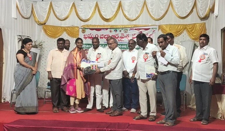 పదో తరగతి ప్రతిభావంతులైన విద్యార్థులకు ఆర్యవైశ్య మహాసభ ఘన సన్మానం