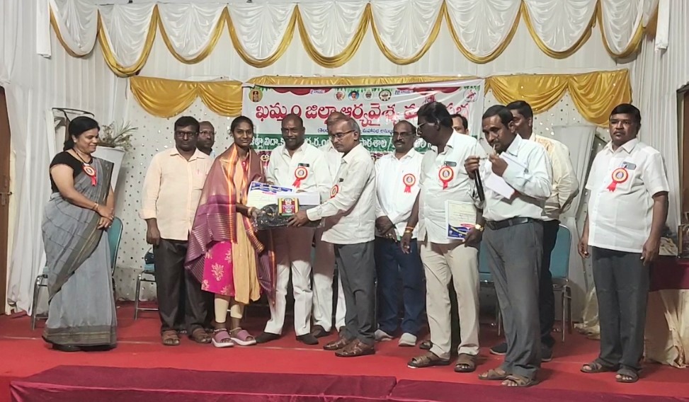 పదో తరగతి ప్రతిభావంతులైన విద్యార్థులకు ఆర్యవైశ్య మహాసభ ఘన సన్మానం