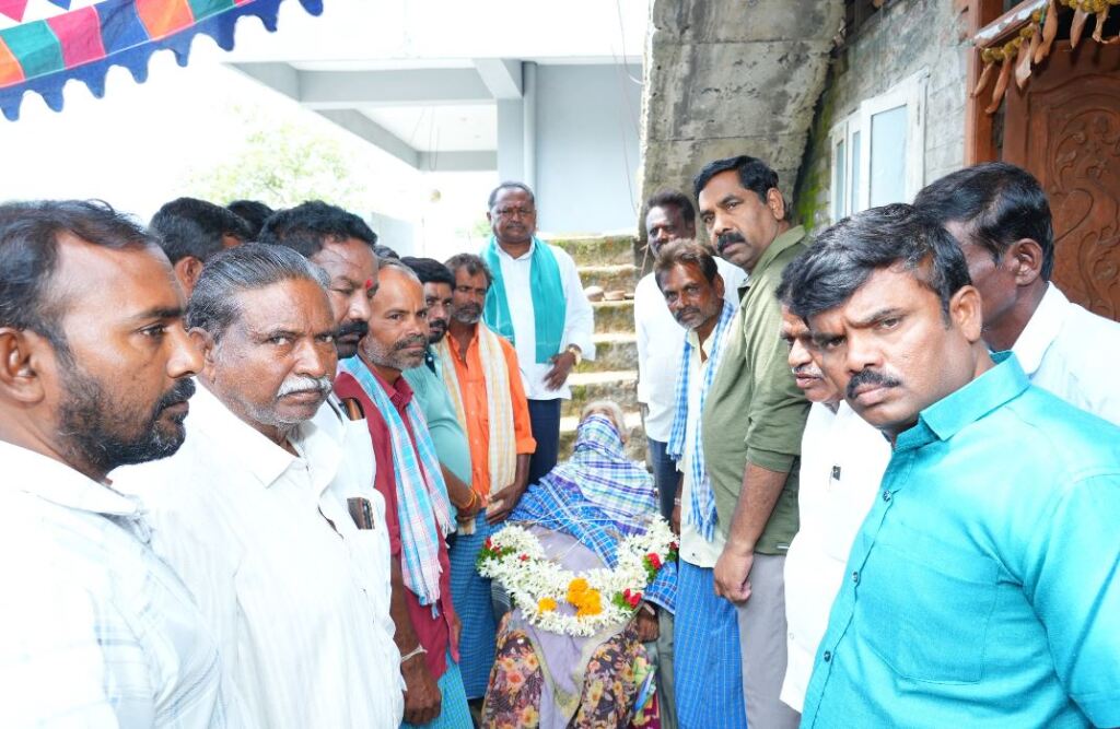 ఒగ్గు పూజారి మాతృమూర్తి మృతికి నివాళి