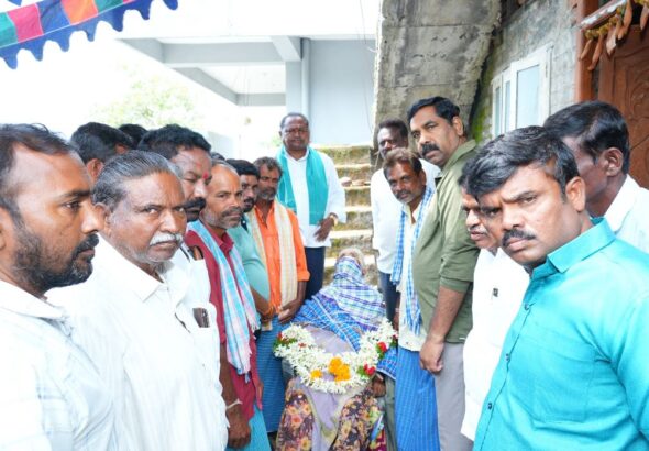 ఒగ్గు పూజారి మాతృమూర్తి మృతికి నివాళి
