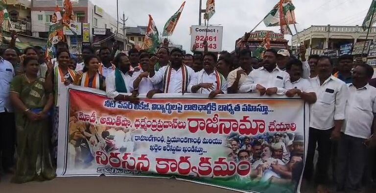 ఢిల్లీలో విద్యార్థులపై లాఠీచార్జ్
