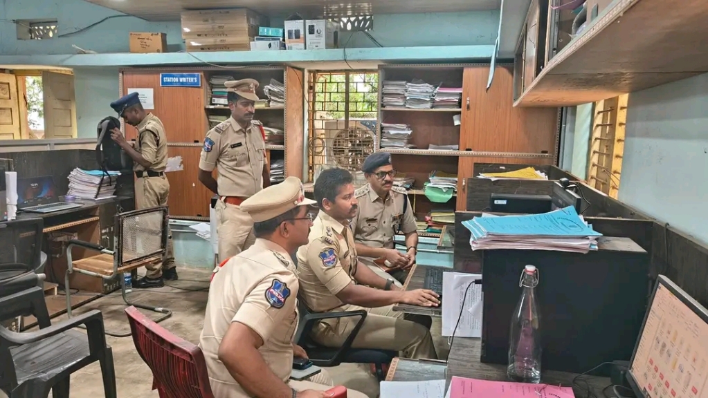 ఆకస్మికంగా తనిఖీ చేసిన ఎస్పీ సిరిశెట్టి సంకీర్త్