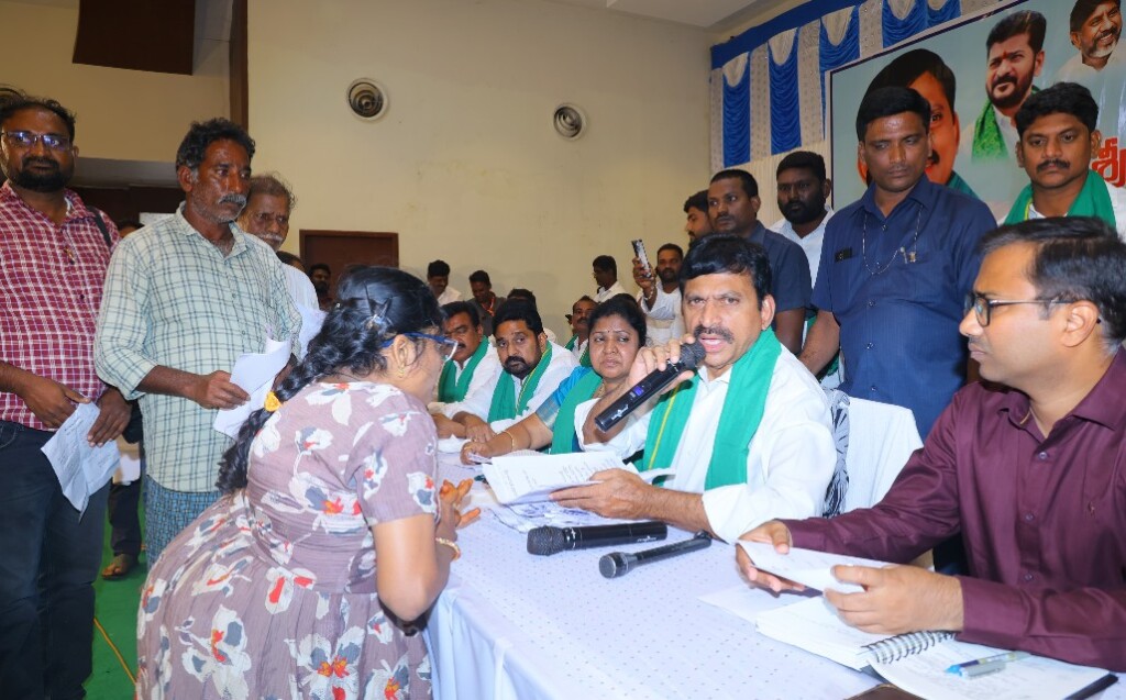 రైతు సదస్సులో వినతులు స్వీకరించిన మంత్రి పొంగులేటి