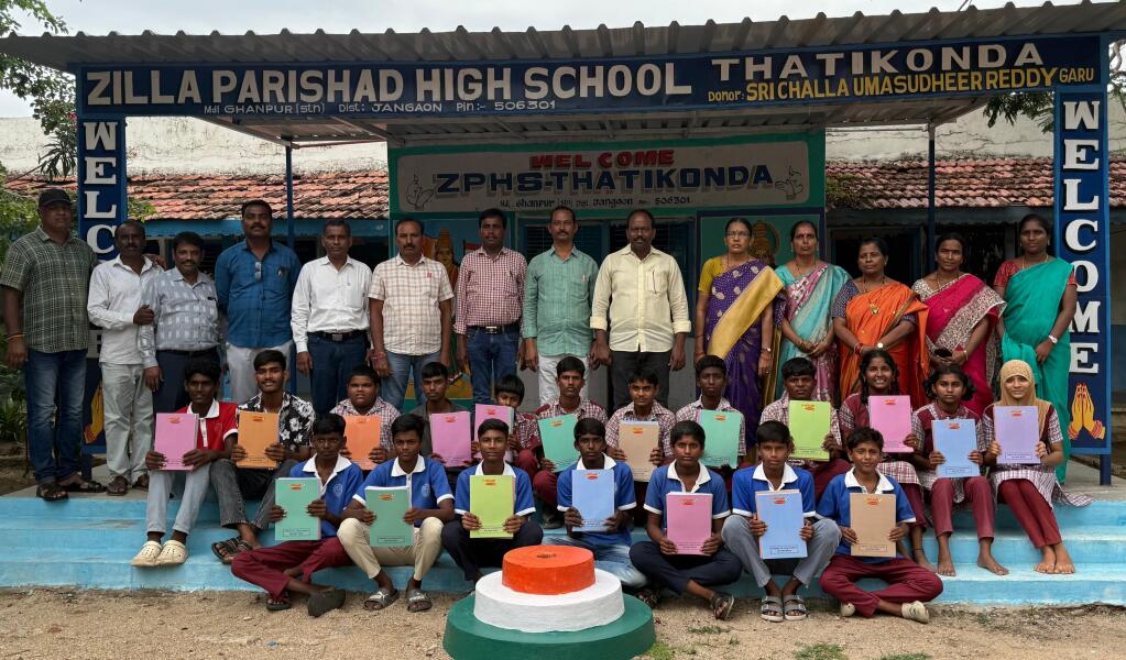 విద్యార్థులకు నోట్ బుక్స్ బహూకరించిన రిటైర్డ్ బ్యాంకు మేనేజర్