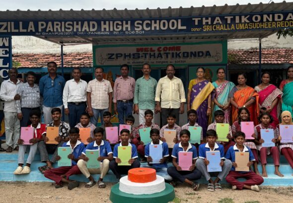 విద్యార్థులకు నోట్ బుక్స్ బహూకరించిన రిటైర్డ్ బ్యాంకు మేనేజర్