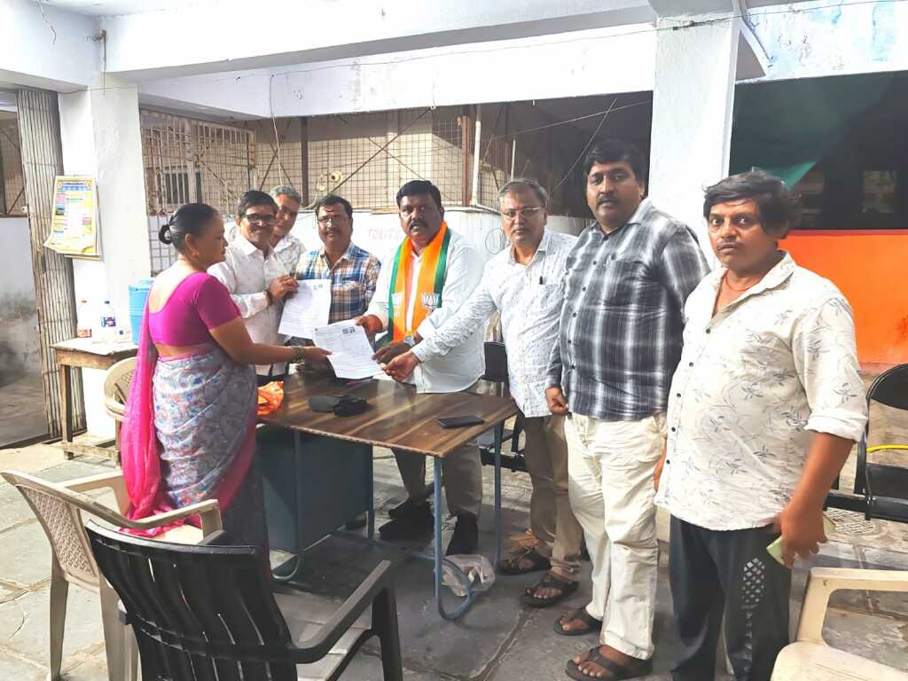 ఎస్ ఐ ఆర్ సవరణలో భాగంగా ఏర్పాటు చేసిన సహాయ కేంద్రాన్ని సందర్శించిన డాక్టర్ వన్నాల